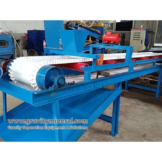 Concentrateur à tapis vibrant suspendu